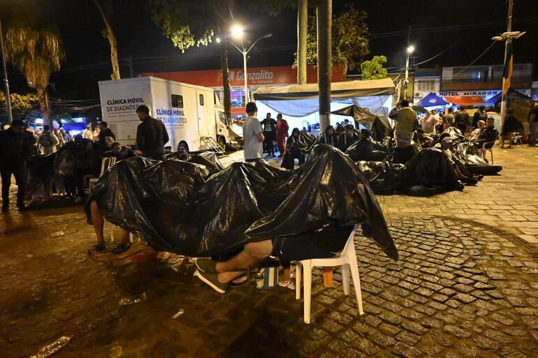 Así pasaron la noche los fieles que acudieron a Caacupé anoche, debido a las lloviznas que seguían de manera intermitente.