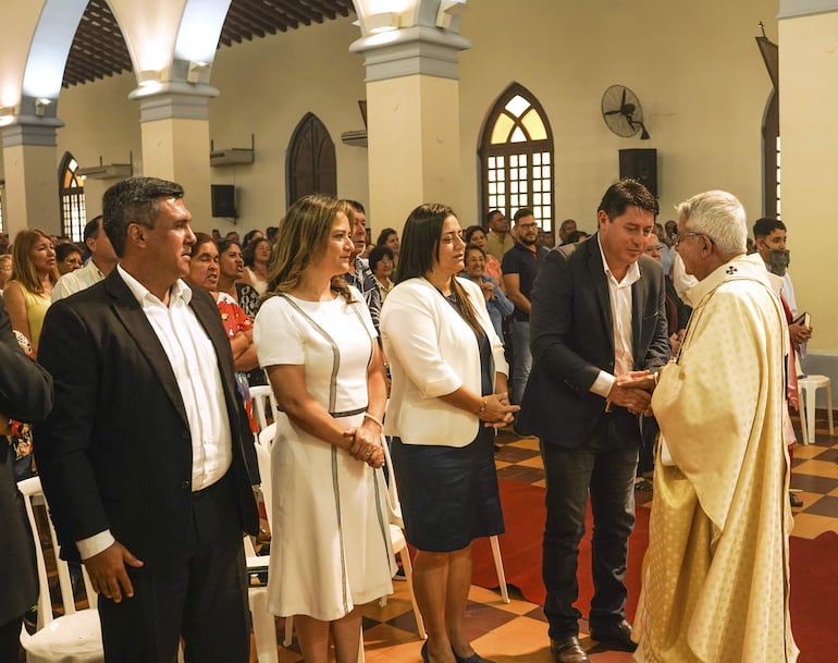 El cardenal Adalberto Martinez saludando a las autoridades distritales y departamentales.