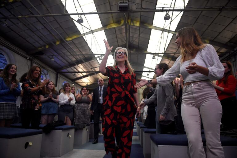 Meryl Streep a su ingreso al auditorio donde ofreció la charla.