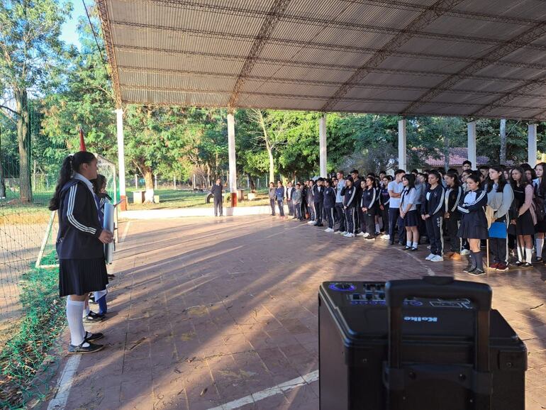 Estudiantes del Colegio Nacional de Capiibary, en el horario de entrada realizaron su "sentata" contra el cateo de mochilas. Alumnos de Unepy piden más psicólogos.