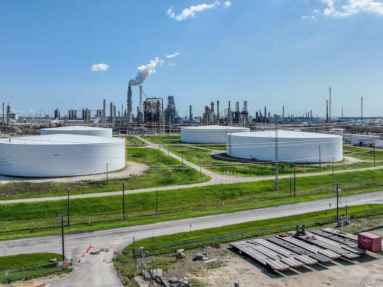 HOUSTON, TEXAS - SEPTEMBER 07: In an aerial view, an oil refinery is seen on September 07, 2022 in Houston, Texas. Oil and gas companies in Texas have sent more than $10 billion in oil and natural gas production taxes to the state this year according to the state comptroller.   Brandon Bell/Getty Images/AFP
