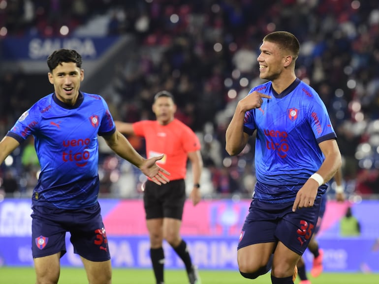 Ronaldo Dejesús (d), jugador de Cerro Porteño, festeja un gol en el partido frente a Sol de América por la quinta fecha del torneo Clausura 2024 del fútbol paraguayo en el estadio La Nueva Olla, en Asunción.