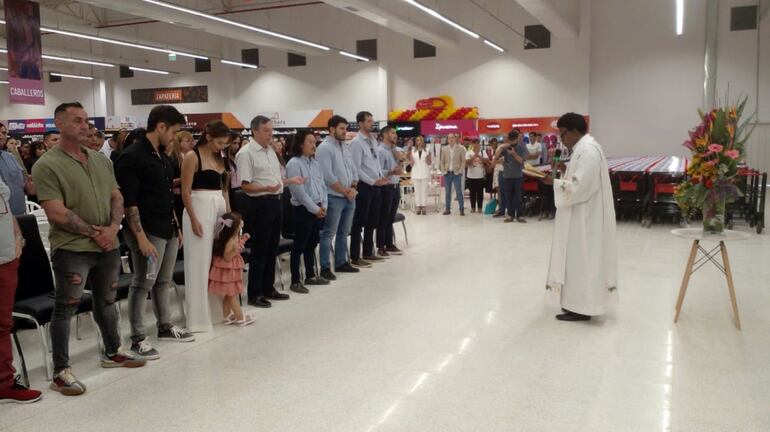 El padre Zenón Berikani tuvo a su cargo la bendición de empleados y del local nuevo.