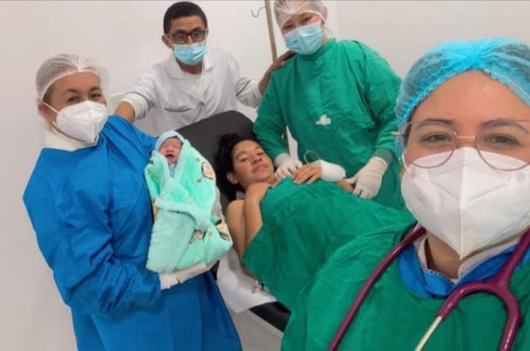 El excelente equipo de profesionales que asistió a la joven Milena Vera, quien dio a luz a un hermoso bebé en el centro de salud de San Antonio.