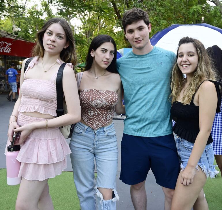 Sol Leguizamón, Julieta Cabrera, Gian Cameron y Valentina Zarza.