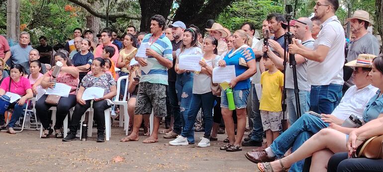 Pobladores dicen no a proyecto que pretende vender terrenos municipales en Carmen del Paraná.