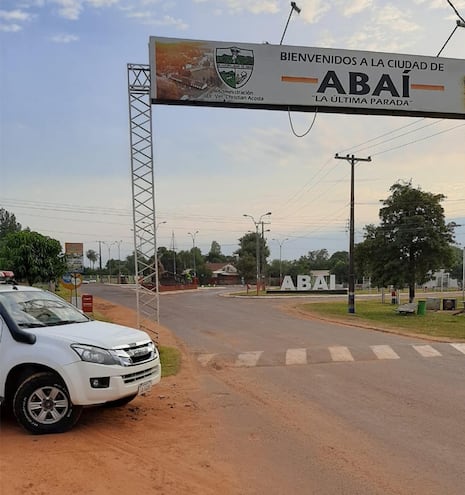 otro móvil policial resguarda la desolada entrada al municipio de Abaí, siempre en el departamento de Caazapá. La Policía local no reportó ningún incidente en el marco de los procedimientos pacíficos para instar a la población a no aglomerarse en espacios públicos o privados.