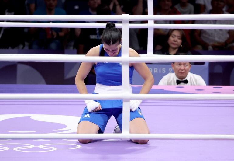 La italiana Angela Carini de rodillas, en el ring.