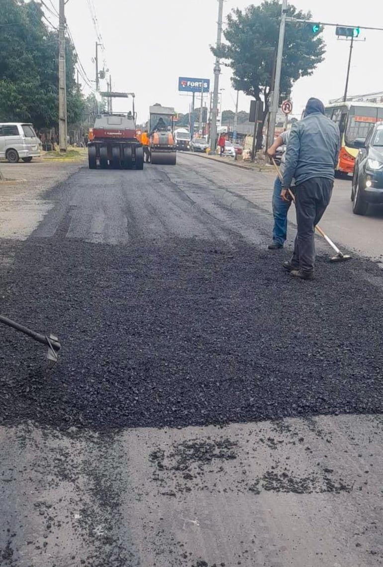 Trabajos de bacheo en la avenida Defensores del Chaco.