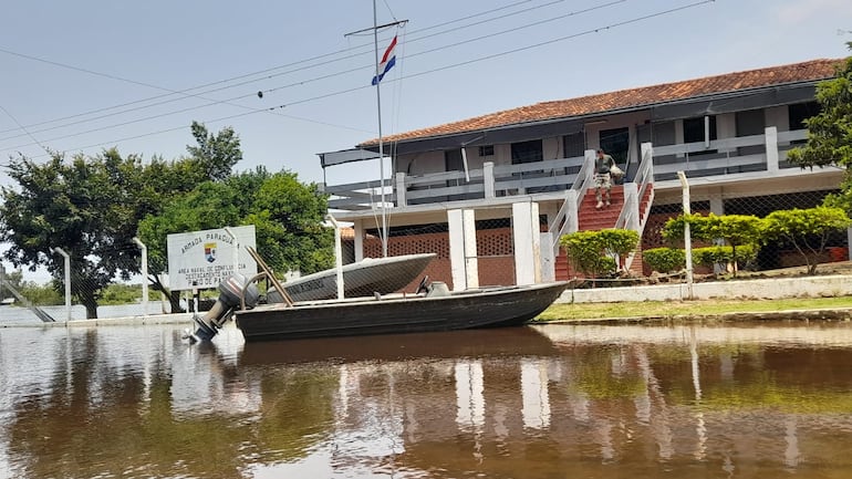 El agua del río Paraná llegó hasta el portón de la Prefectura Naval en Paso de Patria.