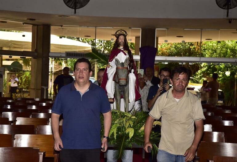 La bienvenida al Señor de las Palmas en la Iglesia María Auxiliadora del barrio Sajonia, Asunción.