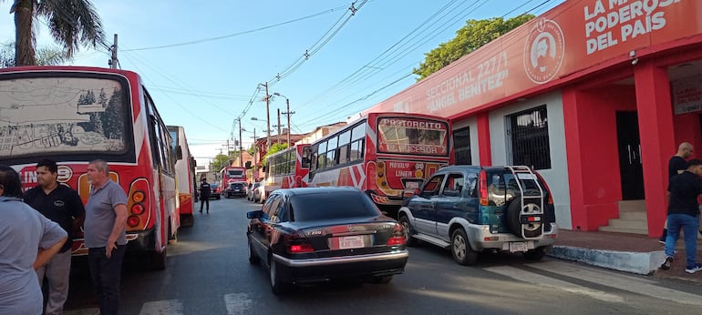 Buses internos de San Lorenzo se encuentran estacionados en las inmediaciones de la Municipalidad, ante la huelga de transportistas.