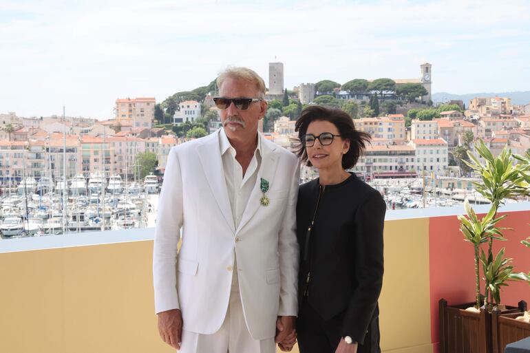 Kevin Costner junto a la Ministra de Cultura de Francica, Rachida Dati, tras recibir la medalla de oro en Cannes. (EFE/EPA/ANDRE PAIN / POOL)
