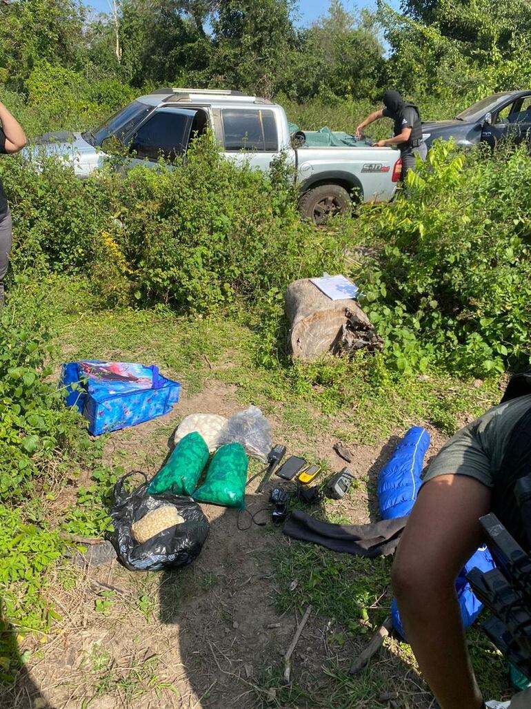 Los artículos que fueron incautados en el lugar, donde fue interceptada la camioneta.