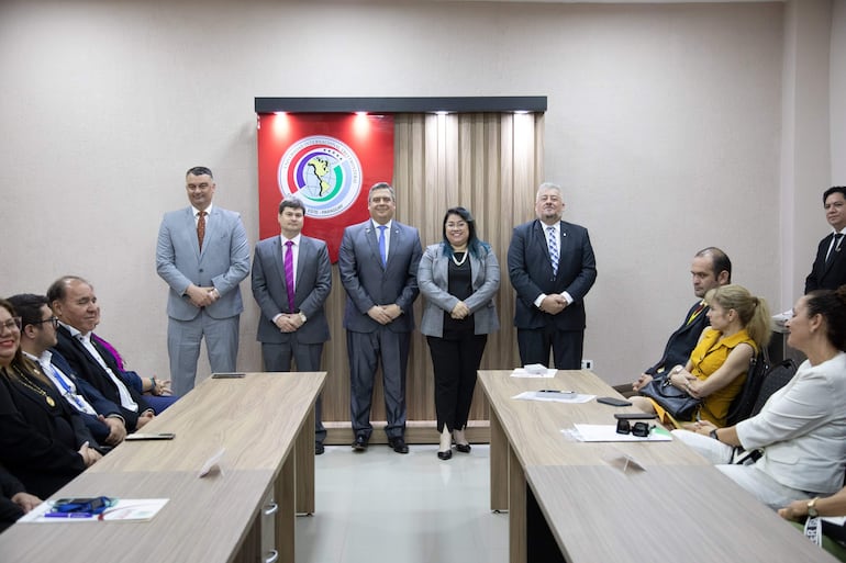 La Dra. Natalia Duarte junto a los visitantes ilustres: el Prof. Dr. Rogelio Pizzi, el Prof. Dr. Hugo Pizzi, el Prof. Dr. Ricardo Mianovich, y el Prof. Dr. Ricardo Sasiain, quienes firmaron el Libro de Honor de la UNINTER.