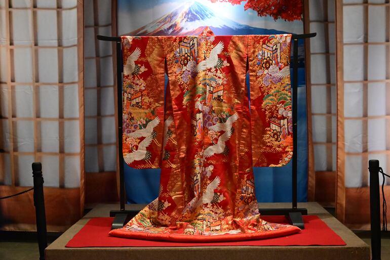 Con el paisaje del Monte Fuji de fondo resalta este primoroso kimono de boda, propiedad de la Embajada del Japón.