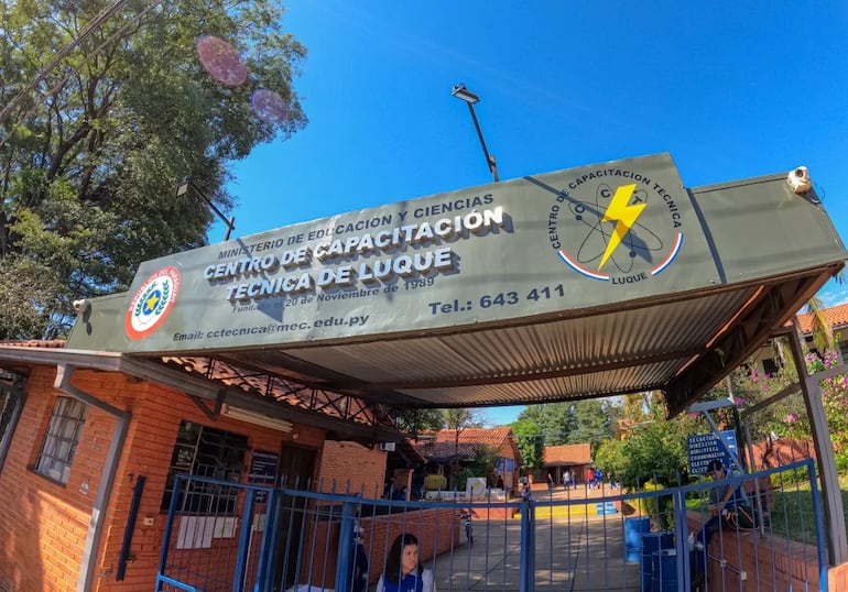 Fachada del Centro de Capacitación Técnica de Luque.