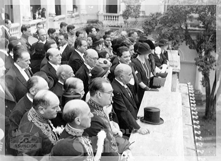 El 12 de junio de 1935 en el balcón presidencial se encontraba el presidente Eusebio Ayala y miembros de su gabinete para celebrar la Paz del Chaco.