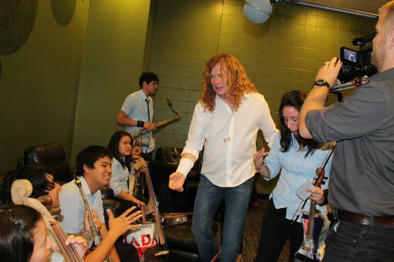 Dave Mustaine en una foto de archivo, junto a integrantes de la Orquesta de Instrumentos Reciclados de Cateura.