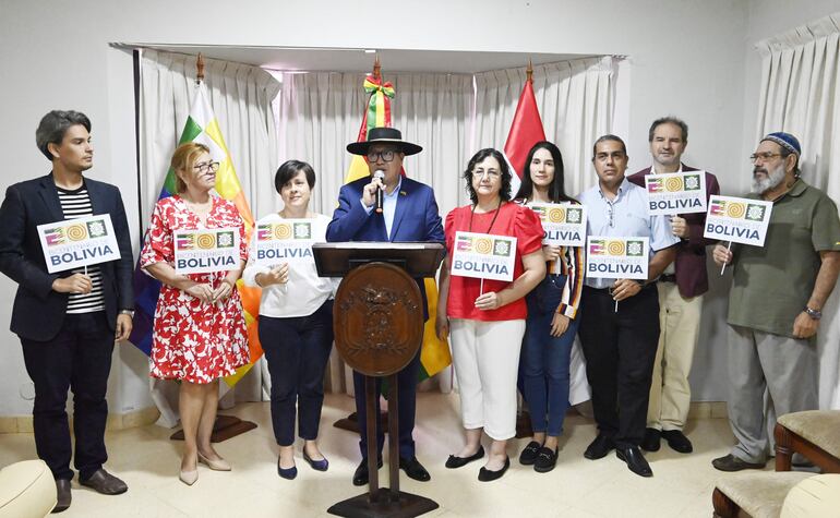 El embajador de Bolivia, Rufino Pasquito Tarumbara (centro), junto a los organizadores de la 25 Feria Chacú-Guaraní, brindó detalles de la participación de su país en este evento.