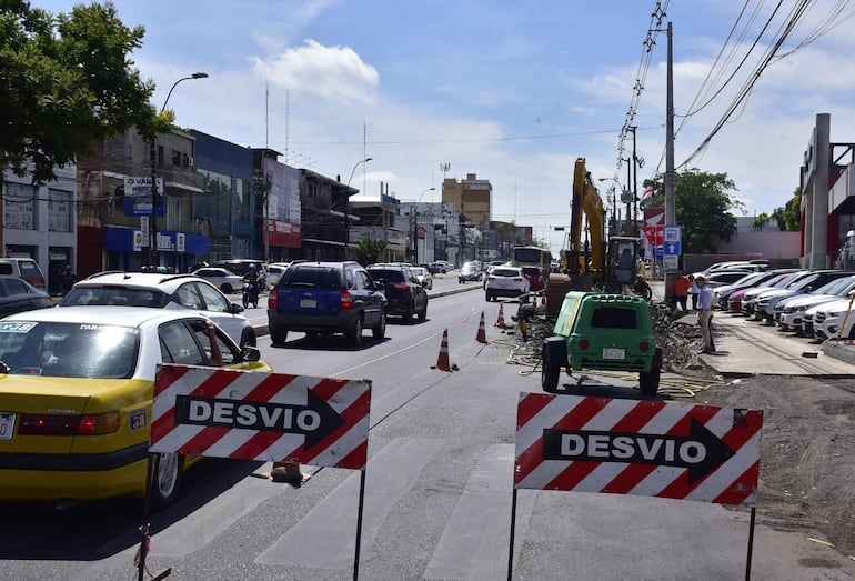 Avenida está bloqueada en medio carril desde Camilo Recalde hasta R.I. 6 Boquerón.