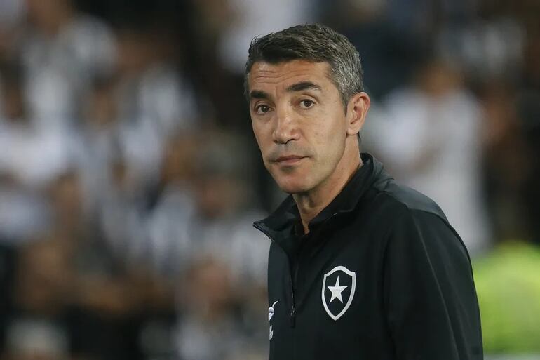 El portugués Bruno Lange, técnico de Botafogo, durnate el partido contra Cruzeiro por la jornada 18 de la Serie A de Brasil en el estadio Mineirao, en Belo Horizonte.