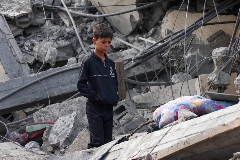 Un niño entre los escombros de un edificio destruido por bombardeos israelíes en Rafah, en el sur de la Franja de Gaza, este miércoles.