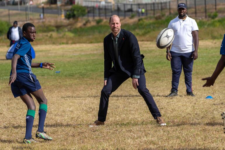 El príncipe William jugando rugby con los estudiantes de Ocean View Secondary School en Ciudad del Cabo.