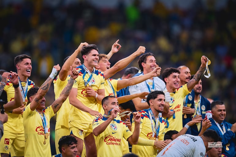 Los jugadores del América celebran la conquista del torneo Clausura 2024 en el estadio Azteca.