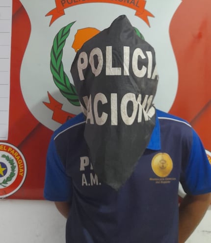 Este hombre fue aprehendido momentos después de robar un local comercial en el barrio Las Mercedes de Asunción.