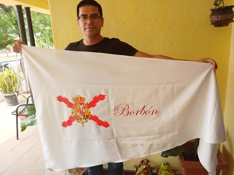 A base de los documentos históricos obtenidos, el joven escritor, logró reconstruir la primera bandera izada en el Fuerte, con el escudo real.