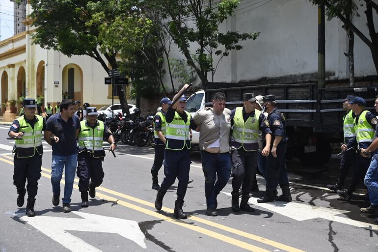 Superintendencia de Jubilaciones: funcionarios de la ANDE reprimidos por la Policía Nacional.