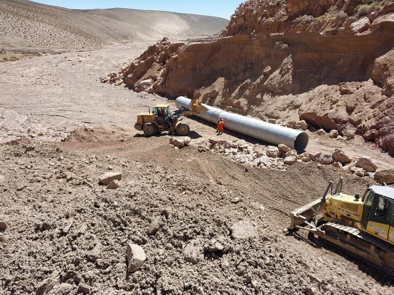 En Jujuy, la Dirección de Vialidad Nacional de Argentina trabaja para re habilitar la ruta Nacional 52, tras el desmoronamiento de un puente. Hay muchos camioneros varados en la zona.