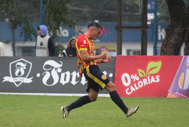 Festejo de Gustavo Benítez, luego de marcar el segundo tanto de Martín Ledesma, con un potente tiro libre. (Foto: APF)