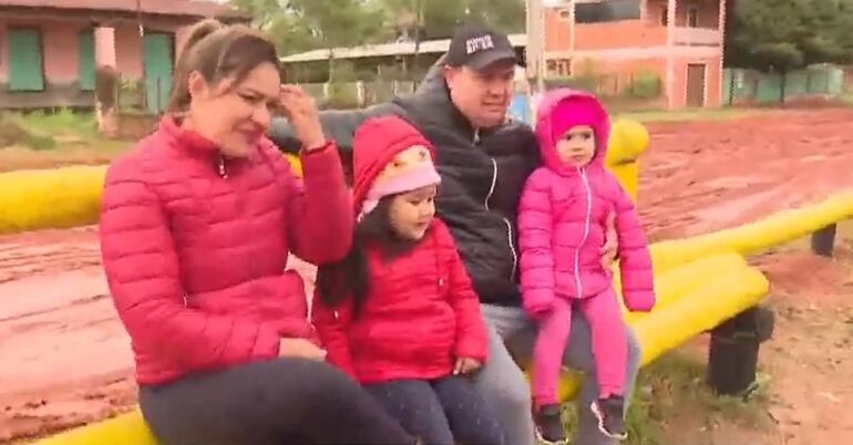 Una familia expectante para subir al cañonero "Paraguay".