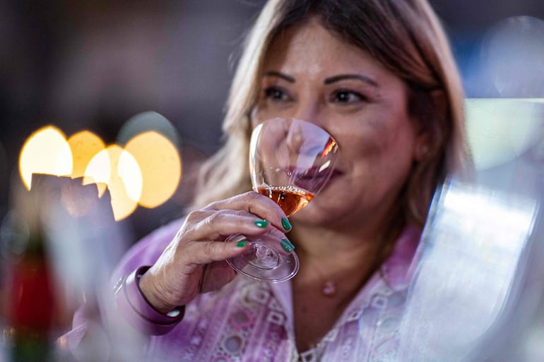 Una mujer cata un vino durante un festival en El Líbano.