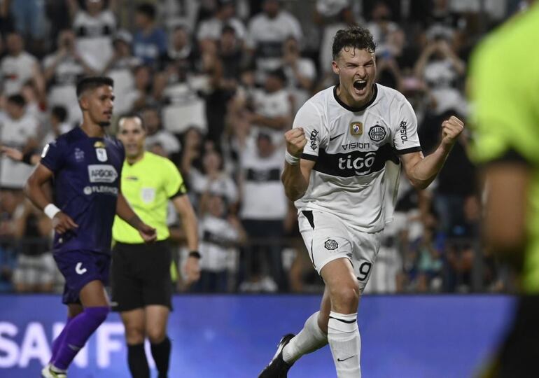 Facundo Bruera (d), atacante de Olimpia, festeja el tanto de penal que convirtió contra Tacuary por la tercera fecha del torneo Apertura 2023 del fútbol paraguayo.