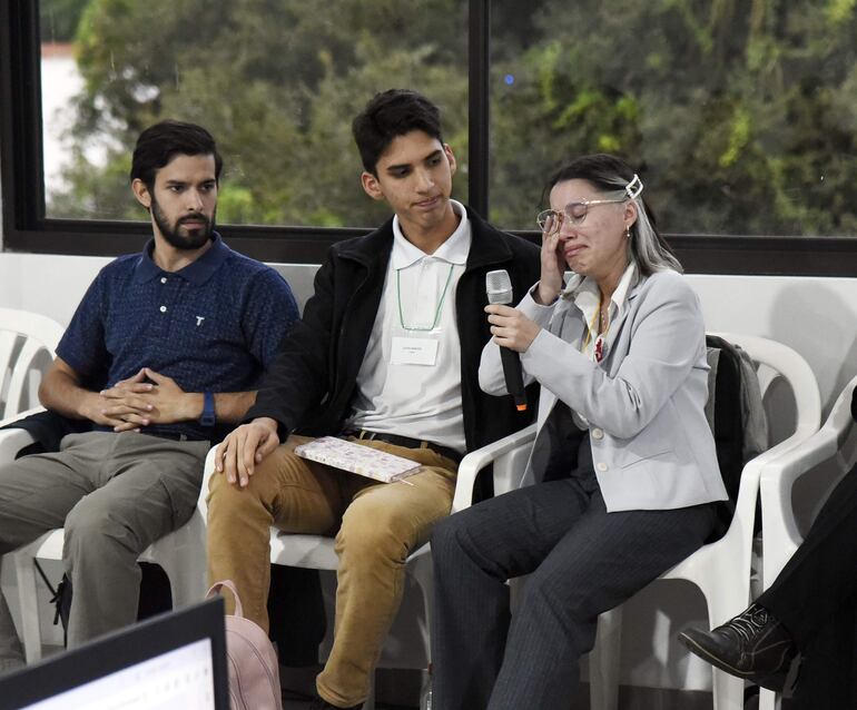 Estudiante universitaria llegó hasta las lágrimas debido a que las autoridades extendían el encuentro sin resolver el pedido de los jóvenes.