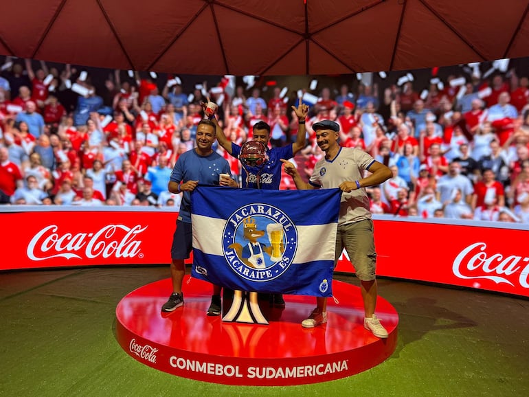 En la fan zone, los hinchas posaron con la Copa Sudamericana.