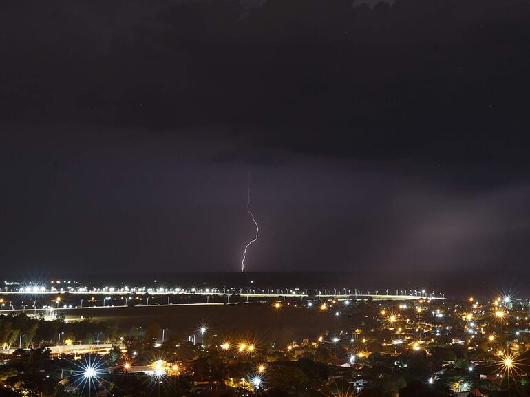 Fotografía de una tormenta eléctrica este viernes, en Asunción (Paraguay).