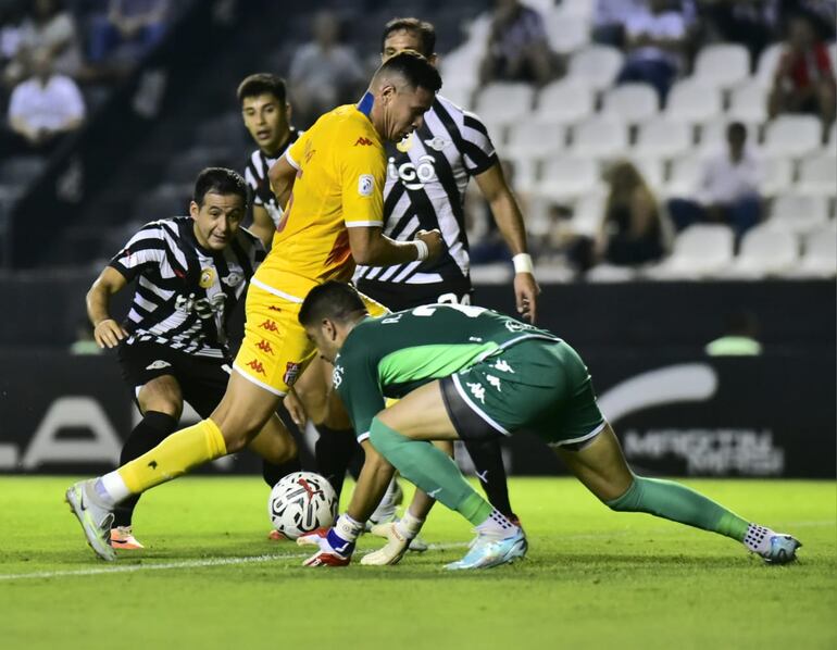 Libertad no pudo con General Caballero y empató sin goles