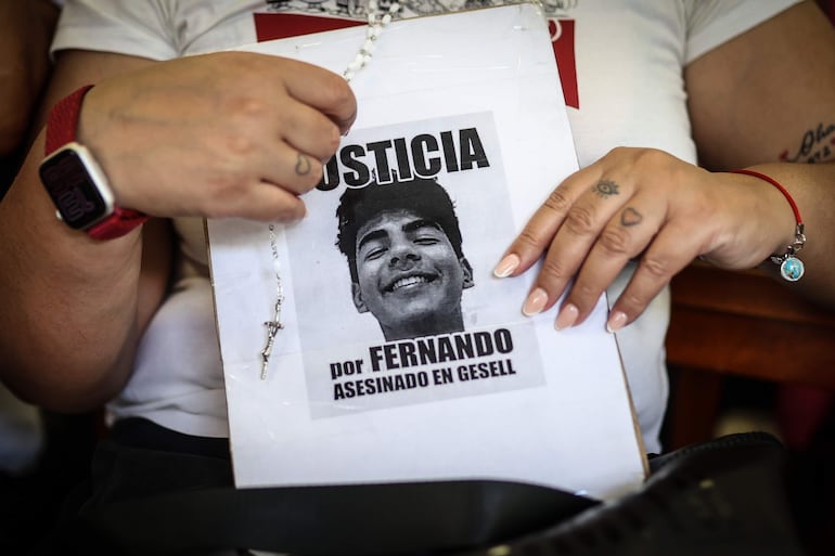 Familiares de Fernando Báez Sosa sostienen una foto en una protesta para pedir justicia por la muerte del joven.
