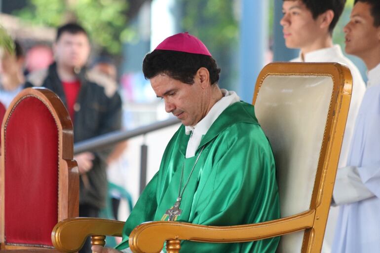 Monseñor Amancio Benítez, en un momento de reflexión de la misa que presidió ayer en la Basílica de la Virgen de los Milagros de Caacupé.
