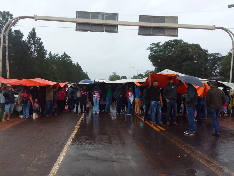 Sigue el cierre de la ruta PY08 en el departamento de San Pedro.