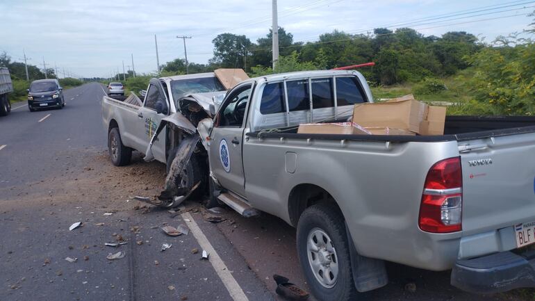 Así quedaron las dos camionetas Toyota Hilux, luego de colisionar frontalmente en el km 94 de la ruta PY 19, trayecto Alberdi -Villeta, uno de los acompañantes falleció en el lugar.