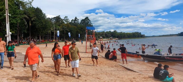 Las playas ubicadas a orillas del lago Yguazú también registraron mucha concurrencia.