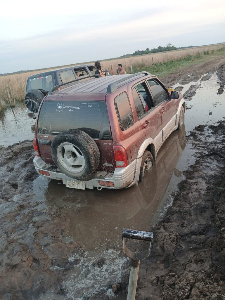 Raul Alejandro Báez, quedó atrapado con su vehículo en la zona de Punta Diamante, distrito de Tacuaras.