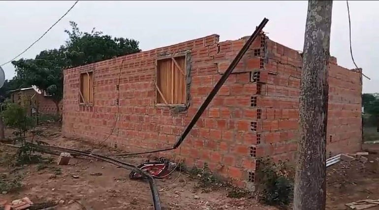 Vivienda destechada tras el temporal en Carmelo Peralta.