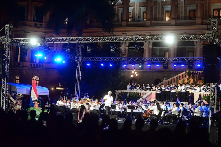 La Orquesta Nacional de Música Popular (Onamp) durante su concierto debut en el Palacio de López. La agrupación iniciará hoy un ciclo de conciertos en el Puerto de Asunción.