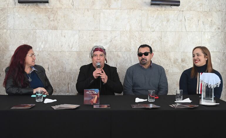 La productora Zulma Torres, el arpista Ismael Ledesma, el percusionista Dani Pavetti y la directora del Centro Paraguayo Japonés, Rocío Rolón.